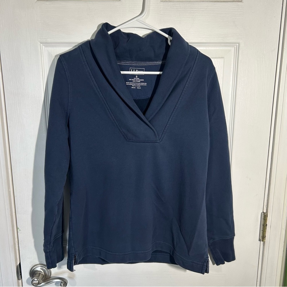LL Bean Shawl Collar Long Sleeved Top Navy. Split hem sweatshirt. Size Small